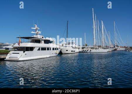 Yachts de luxe et voiliers amarrés en docks dans le port marin de Valence.concept de luxe, voyage, voile et arrière-plan d'été. Banque D'Images