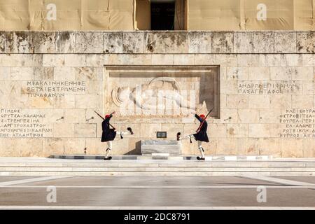 Soldats de la Garde présidentielle (Evzones) au Mémorial du soldat inconnu, pendant les restrictions de circulation dues à l'épidémie de coronavirus, à Athènes Banque D'Images