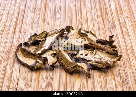 le boulette de la baie de champignons séchés se trouve à proximité du panneau de découpe en bois, baisé Banque D'Images