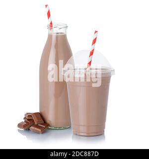 Milk shake au chocolat Milk shake dans une tasse de bouteille de paille isolée sur fond blanc Banque D'Images
