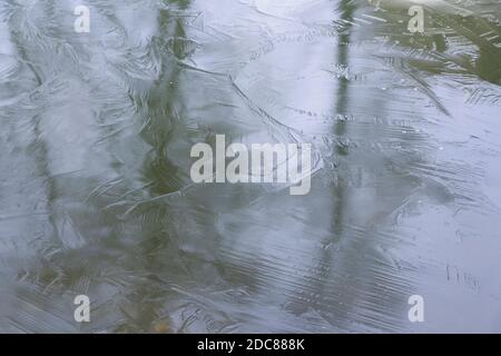 Une fine couche de glace sur le lac. Banque D'Images