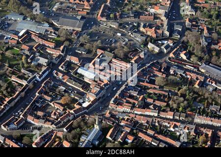 Vue aérienne du centre-ville de Pickering : la route A170 Hungate, Market place et la route Malton sont toutes visibles. Banque D'Images