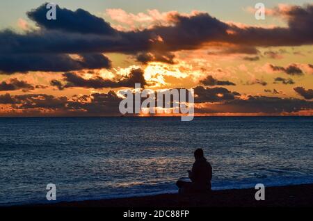 Brighton UK 19 novembre 2020 - les visiteurs apprécient la murmure étoilée quotidienne au coucher du soleil sur la plage à côté de Brighton Palace Pier à la fin de la journée le long de la côte sud : Credit Simon Dack / Alay Live News Banque D'Images