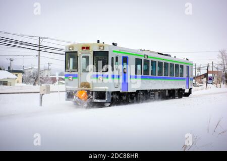 Train en voiture traversant Asahikawa, Hokkaido, Japon en hiver. Banque D'Images