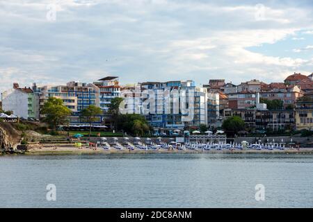 Vue sur la plage publique de Sozopol dans l'ancienne ville balnéaire de la Mer Noire Côte bulgare de la Mer Noire. Banque D'Images