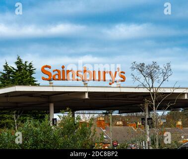 Supermarché Sainsbury à Grantham, Lincolnshire, Royaume-Uni - panneau sur le toit de la station-service Banque D'Images