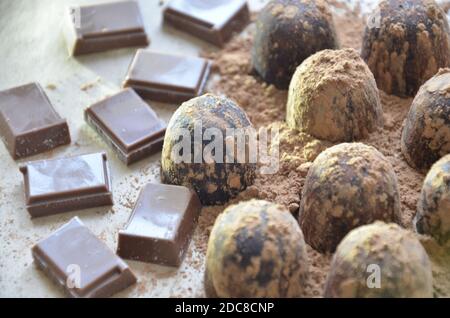 Fond de chocolats. Chocolat. Assortiment de chocolats fins en chocolat blanc, noir et au lait. Bonbons au chocolat praliné. Banque D'Images