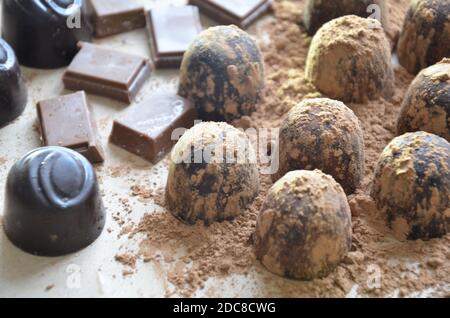 Fond de chocolats. Chocolat. Assortiment de chocolats fins en chocolat blanc, noir et au lait. Bonbons au chocolat praliné. Banque D'Images