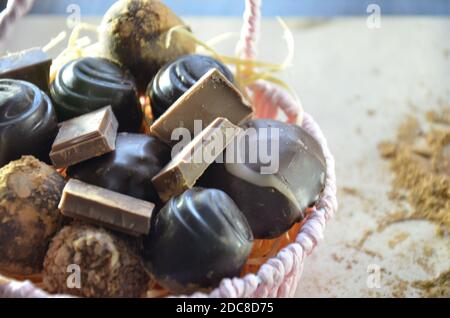 Fond de chocolats. Chocolat. Assortiment de chocolats fins en chocolat blanc, noir et au lait. Bonbons au chocolat praliné. Banque D'Images