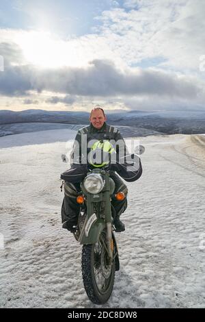 The Lecht, Aberdeenshire, Royaume-Uni. 19 novembre 2020. ROYAUME-UNI. Le motard Richard Niven fromm Edinburgh adore la neige sur son vélo. Il voyage partout dans le monde et sort des camps, même dans des conditions de gel. Credit: JASPERIMAGE / Alamy Live News Banque D'Images