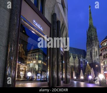 Wien, Vienne: Fermé à l'enfermement en raison de la pandémie de COVID 19 dans la période précédant Noël, vitrine noire de magasin, Stephansdom (St. Cathédrale de Stephen Banque D'Images