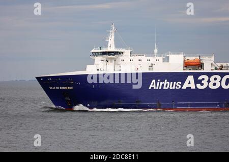 Le navire de fret RO-RO ville de Bordeaux passera par Cuxhaven le 21 août 2020 en route vers la France. Banque D'Images