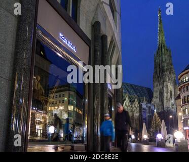 Wien, Vienne: Fermé à l'enfermement en raison de la pandémie de COVID 19 dans la période précédant Noël, vitrine noire de magasin, Stephansdom (St. Cathédrale de Stephen Banque D'Images