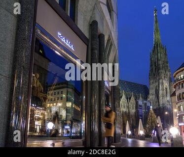 Wien, Vienne: Fermé à l'enfermement en raison de la pandémie de COVID 19 dans la période précédant Noël, vitrine noire de magasin, Stephansdom (St. Cathédrale de Stephen Banque D'Images