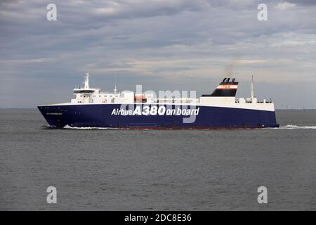 Le navire de fret RO-RO ville de Bordeaux passera par Cuxhaven le 21 août 2020 en route vers la France. Banque D'Images