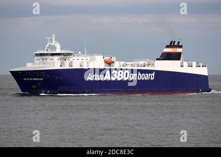 Le navire de fret RO-RO ville de Bordeaux passera par Cuxhaven le 21 août 2020 en route vers la France. Banque D'Images