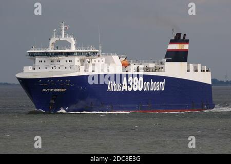 Le navire de fret RO-RO ville de Bordeaux passera par Cuxhaven le 21 août 2020 en route vers la France. Banque D'Images