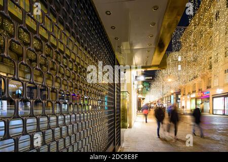 Wien, Vienne: Fermé à l'enfermement en raison de la pandémie de COVID 19 dans la période précédant Noël, barré de la vitrine de magasin de bijoux, rue commerçante Ko Banque D'Images