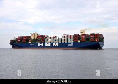 Le navire à conteneurs HMM Rotterdam passera par Cuxhaven sur la rivière Elbe le 20 août 2020 en route vers la mer du Nord. Banque D'Images