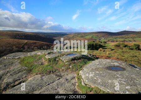 Vue d'automne depuis le haut du banc jusqu'à la gorge de Dart en direction de Dartmeet, parc national de Dartmoor, Devon, Angleterre, Royaume-Uni Banque D'Images