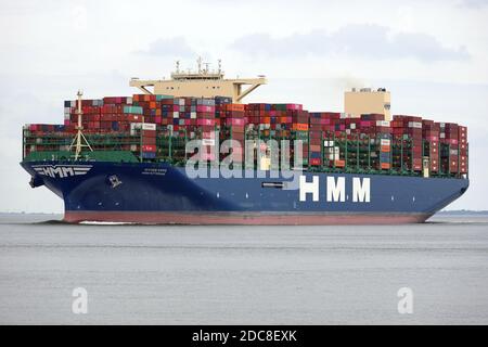 Le navire à conteneurs HMM Rotterdam passera par Cuxhaven sur la rivière Elbe le 20 août 2020 en route vers la mer du Nord. Banque D'Images