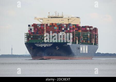 Le navire à conteneurs HMM Rotterdam passera par Cuxhaven sur la rivière Elbe le 20 août 2020 en route vers la mer du Nord. Banque D'Images