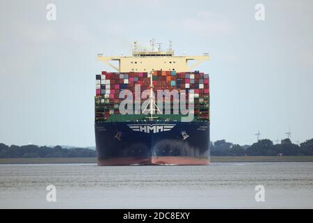 Le navire à conteneurs HMM Rotterdam passera par Cuxhaven sur la rivière Elbe le 20 août 2020 en route vers la mer du Nord. Banque D'Images