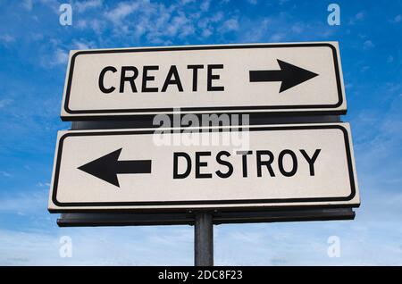 Deux Fleches Blanches Signes Sur Une Route Asphaltee En Milieu Urbain Photo Stock Alamy