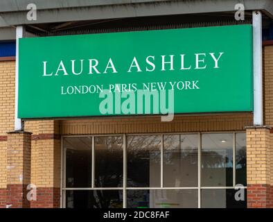 Grantham Lincolnshire UK - la boutique Laura Ashley est maintenant fermée sur un parc de vente au détail moderne Banque D'Images