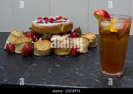 Gâteau de Savoie Victoria et thé glacé Banque D'Images