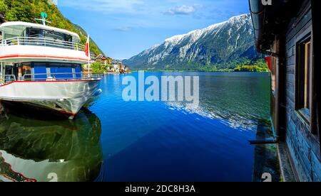 Vue panoramique sur le lac Hallstätter dans les Alpes autrichiennes en lumière pittoresque lors d'une belle journée ensoleillée en automne, région de Salzkammergut, Autriche Banque D'Images