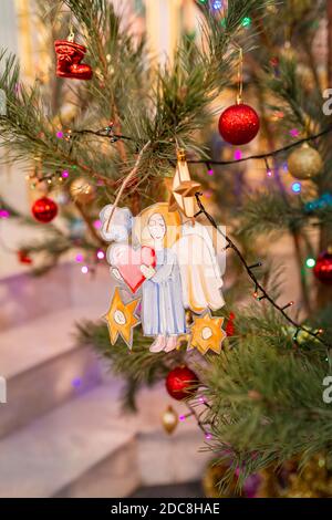 Arbre de Noël décoré avec ange jouet dans l'église orthodoxe. Concept religieux Joyeux Noël Banque D'Images