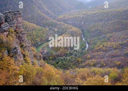 Vue imprenable depuis le point de vue de Tumba sur un canyon avec une rivière sinueuse Temstica, des arbres de couleur automnale et un sommet rocheux Banque D'Images