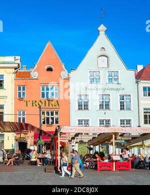 TALLINN, ESTONIE - 14 JUILLET 2019 : touristes à la célèbre place de l'Hôtel de ville de Tallinn, Estonie Banque D'Images