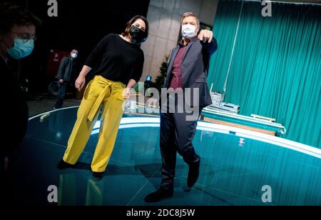 Berlin, Allemagne. 19 novembre 2020. Annalena Baerbock, présidente nationale de Bündnis 90/Die Grünen, et Robert Habeck, présidente nationale de Bündnis 90/Die Grünen, visitent la salle d'événements, le Tempodrom, avant la conférence du parti fédéral des Verts. Entre autres choses, les Verts veulent adopter un nouveau programme de base lors d'une conférence numérique de trois jours du 20-22 novembre 2020. Credit: Kay Nietfeld/dpa-pool/dpa/Alay Live News Banque D'Images