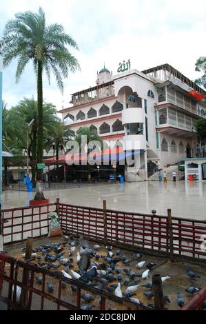 Sylhet, Bangladesh - 22 juillet 2013 : Mosquée Dargah et Jalali Kabutar de Hazrat Shahjalal (RA) à Sylhet. Banque D'Images