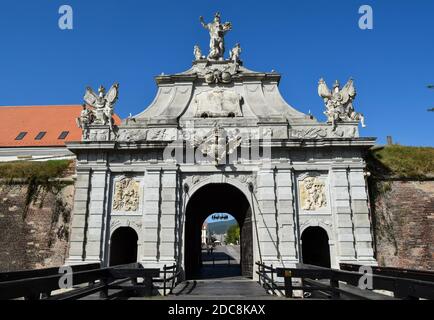 Alba Iulia, Roumanie - 20 septembre 2020. Vue à la troisième porte, la porte principale pour l'entrée dans la forteresse médiévale d'Alba Iulia (Caroline). Banque D'Images
