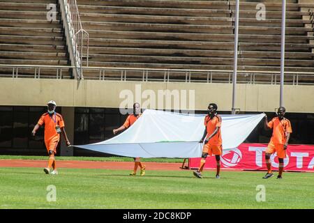 Qualificatifs de la coupe d'Afrique des Nations 2020. Au lieu des enfants, les hommes adultes mènent les équipes sur le terrain lors d'un match de football entre le Zimbabwe et l'Algérie à Harare. Le Zimbabwe a joué son premier match officiel de football depuis le verrouillage. Les balles devaient être aseptisées chaque fois qu'elles étaient hors jeu. Zimbabwe. Banque D'Images