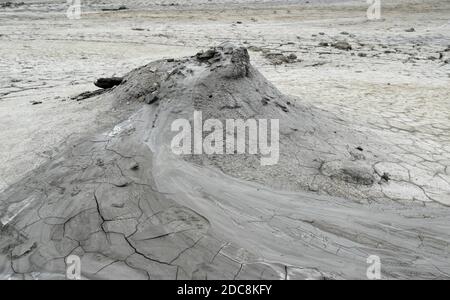 Boue liquide qui coule du volcan de boue, aux volcans de boue Paclele mari à Buzau, Roumanie. Petites structures en forme de volcan causées par l'éruption de boue an Banque D'Images