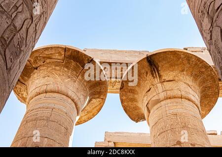 Capitale de la colonne avec hiéroglyphes dans le temple de Louxor, un grand complexe de temples égyptiens anciens situé sur la rive est du Nil dans la ville à Banque D'Images