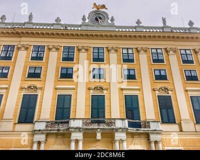 façade du palais, nombreuses fenêtres fermées, horloge sur le toit de la maison, bâtiment jaune Banque D'Images