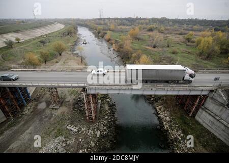 Giurgiu, Roumanie - 19 novembre 2020 : les voitures et les camions passent sur un vieux pont métallique rouillé. Banque D'Images