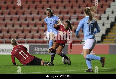 Jill Scott de Manchester City (au centre à gauche) a bloqué son tir par Lucy Staniforth (au centre à droite) de Manchester United lors du match de la Continental Tires League Cup au Leigh Sports Village, Leigh. Banque D'Images