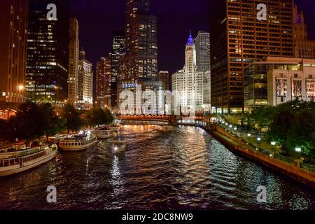 Les gratte-ciel de Chicago s'illuminent le long de la rivière la nuit en été Banque D'Images