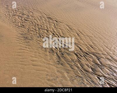 les motifs créés sont le sable par les vagues et le vent, le motif de sable comme arrière-plan Banque D'Images