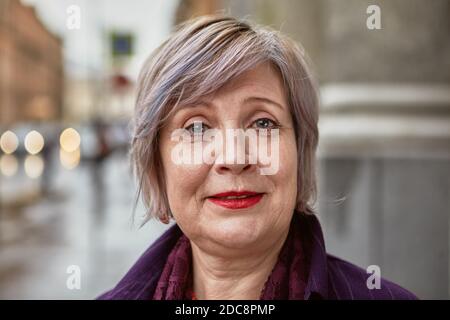 Le portrait de plutôt vieux ladie. Belle femme d'âge avec des cheveux courts est en marche à l'extérieur. Banque D'Images