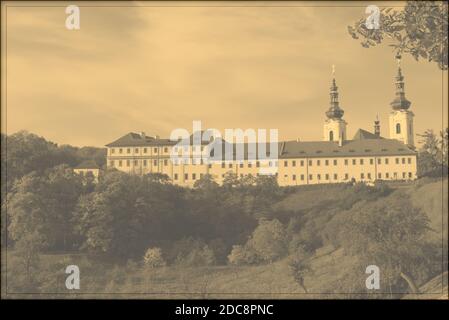 Monastère de Strahov le jour de l'automne. Paysage d'automne. Image monochrome avec cadre. Banque D'Images