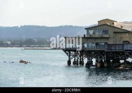 Vue sur la ville de Monterey. Monterey est une ville située sur la côte centrale accidentée de Californie. Banque D'Images