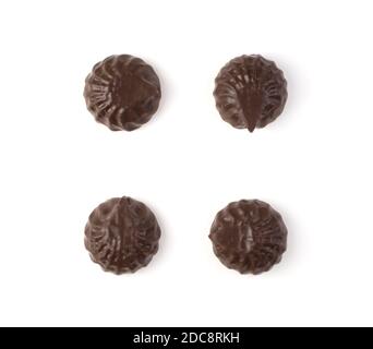 Les guimauves enrobées de chocolat sont disposées sur un fond blanc. Banque D'Images