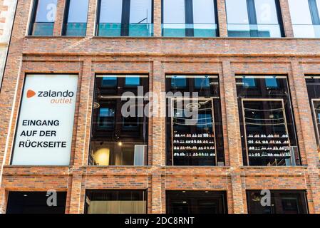 Hambourg, Allemagne - 25 août 2019 : façade d'un magasin de vêtements Zalando à Große Bleichen, rue commerçante à Neustadt, Hambourg, Allemagne Banque D'Images